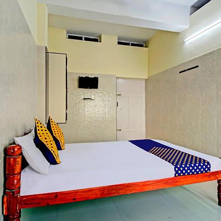 Spot On J P Tourist Home Колам Екстериор снимка