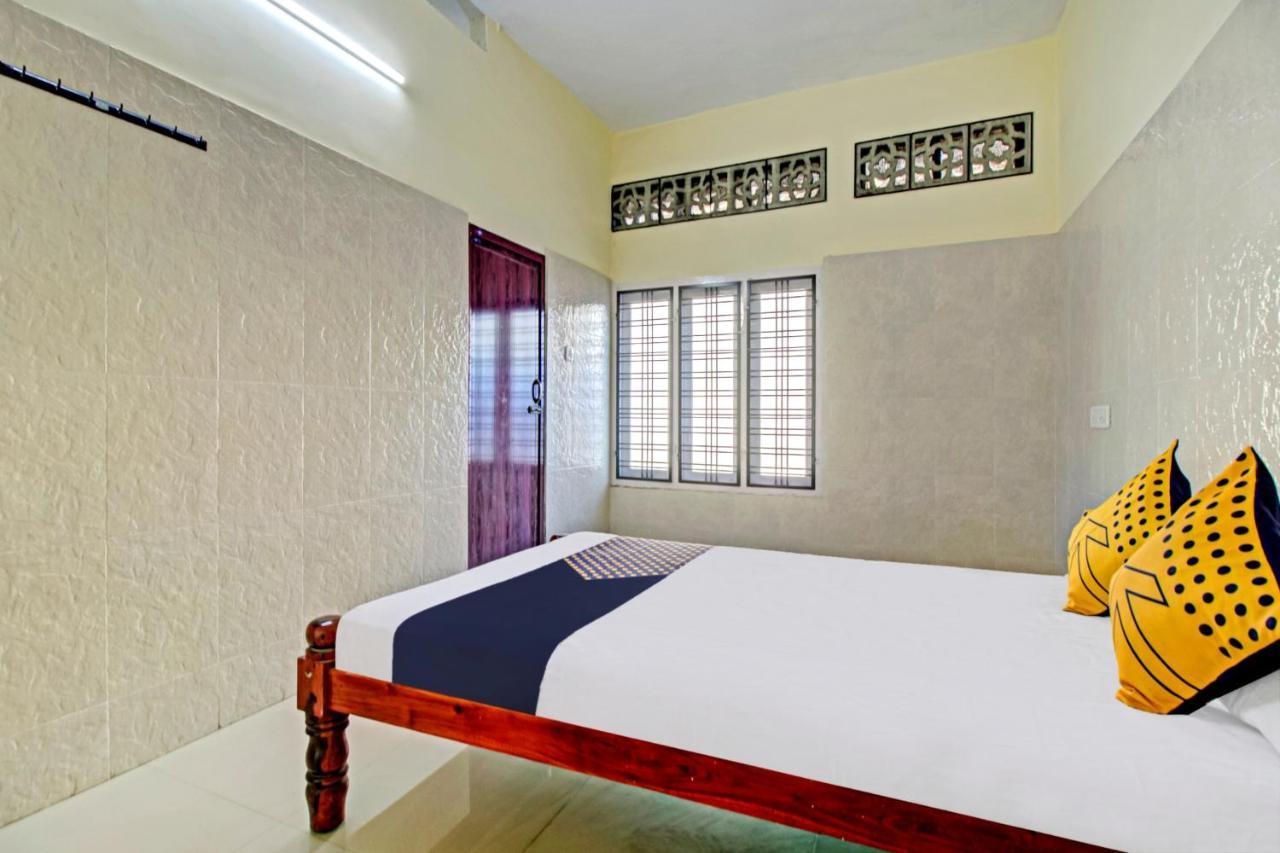 Spot On J P Tourist Home Колам Екстериор снимка