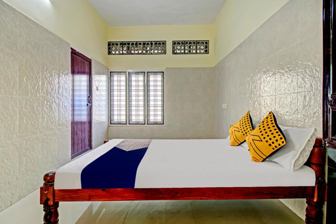 Spot On J P Tourist Home Колам Екстериор снимка