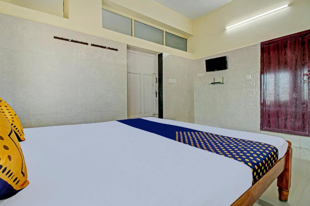 Spot On J P Tourist Home Колам Екстериор снимка