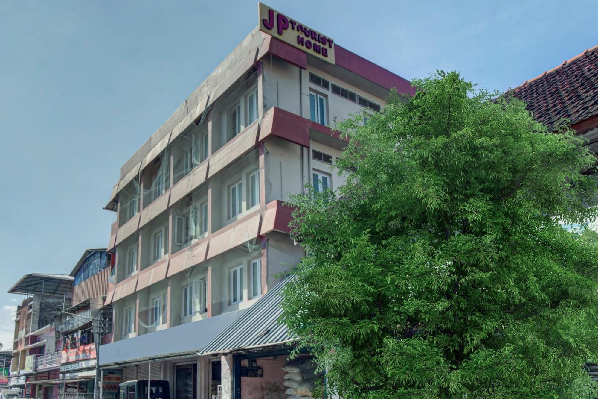 Spot On J P Tourist Home Колам Екстериор снимка