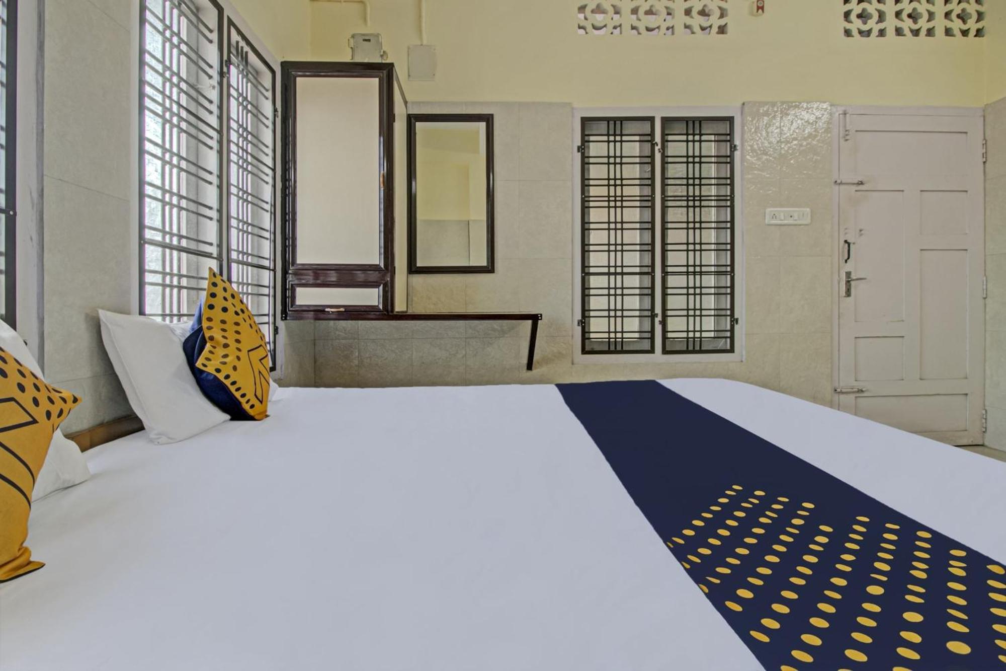 Spot On J P Tourist Home Колам Екстериор снимка