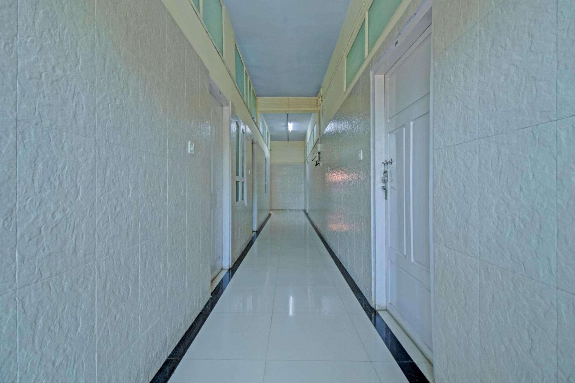 Spot On J P Tourist Home Колам Екстериор снимка
