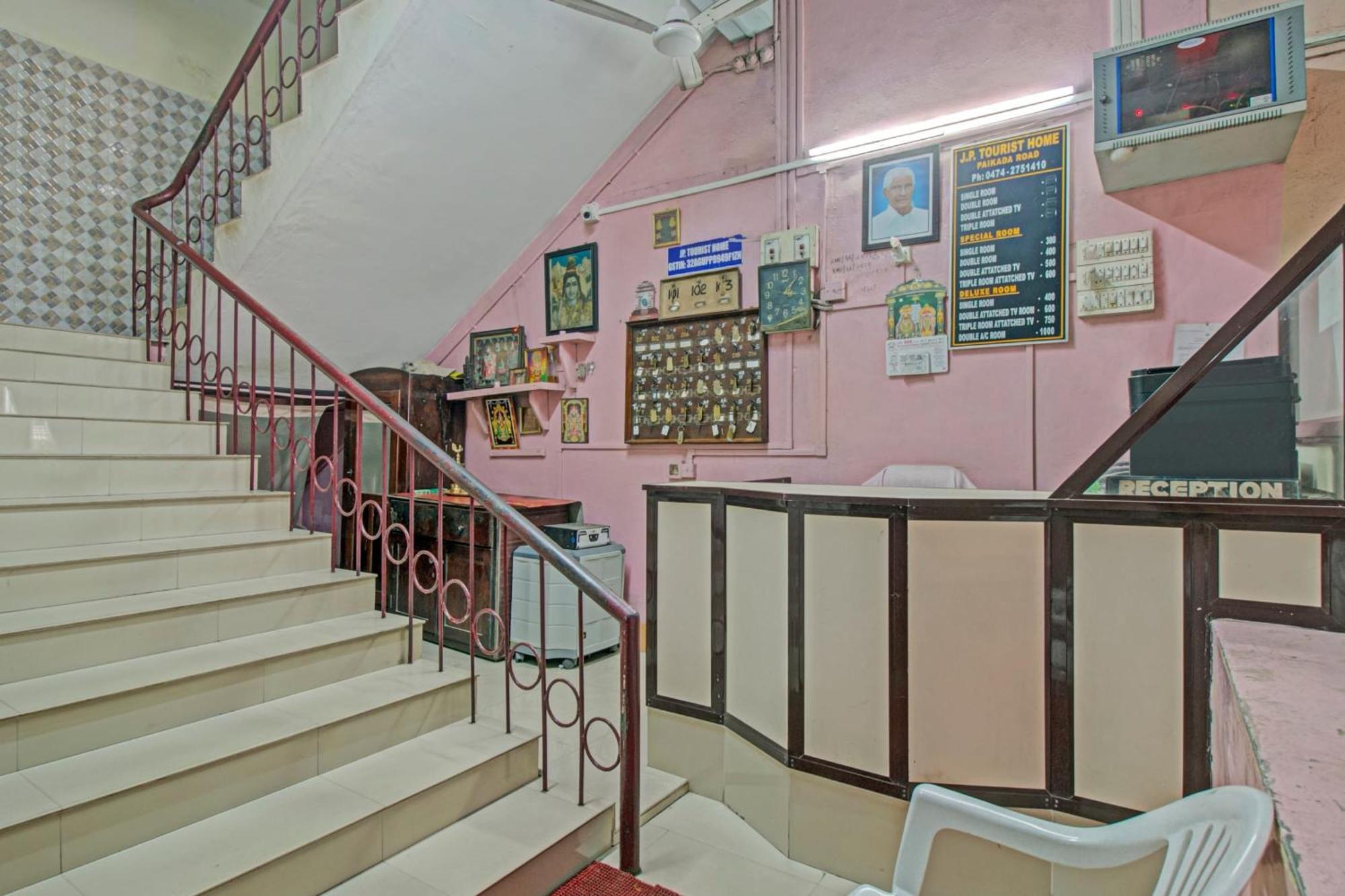 Spot On J P Tourist Home Колам Екстериор снимка